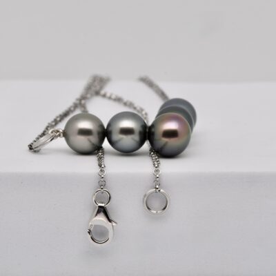 Le collier perles Nehenehe, qui signifie "beau" ou "harmonieux" en tahitien, est une ode à la diversité subtile des perles de culture issues des lagons polynésiens. D'une longueur de 50 cm, ce bijou de type "Vénus" met en scène 5 perles de Tahiti rondes, soigneusement sélectionnées parmi les meilleures de ma production artisanale sur l’atoll de Manihi.