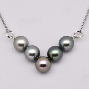 Nehenehe, collier Vénus 5 perles rondes 9-10 mm aux reflets naturels gris, aubergine et vert. Argent 925 rhodié, en vente directe du producteur.