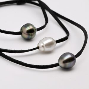 Niau est un bracelet en cuir de kangourou noir avec perle de Tahiti cerclée, monté artisanalement en circuit court à partir de mes perles de Manihi.