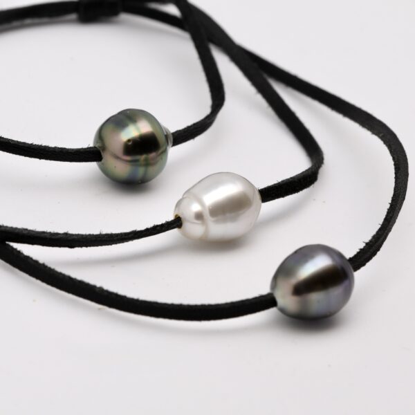 Niau est un bracelet en cuir de kangourou noir avec perle de Tahiti cerclée, monté artisanalement en circuit court à partir de mes perles de Manihi.