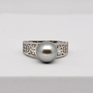 Papape, bague argent et perle blanche de Tahiti, gravée de motifs marquisiens. Artisanat unique en vente directe de Manihi.