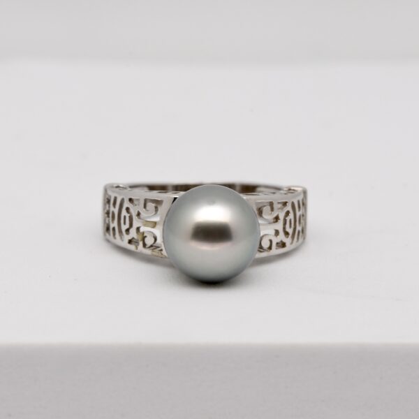Papape, bague argent et perle blanche de Tahiti, gravée de motifs marquisiens. Artisanat unique en vente directe de Manihi.