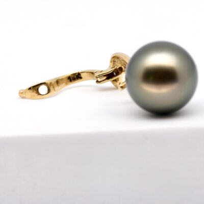 Taahine, pendentif or jaune 18k perle de Tahiti ronde 11,2 mm qualité A.Brillants. Lustre parfait couleur gris/vert tilleul. Peut se clipser sur un collier