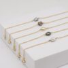 Bracelet enfant en gold filled avec keshi de Tahiti naturel, monté à la main sur fond blanc, modèle Tehani, création artisanale exclusive.
