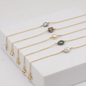 Bracelet enfant en gold filled avec keshi de Tahiti naturel, monté à la main sur fond blanc, modèle Tehani, création artisanale exclusive.