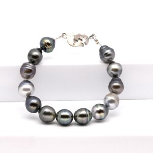 Bracelet Tematangi en 13 perles de Tahiti cerclées de 10–11 mm, monté sur câble acier avec fermoirs disques. Création artisanale en circuit court.