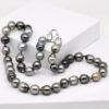 Collier Tetae, 41 perles de Tahiti semi baroques et cerclées de 10 à 11 mm, couleurs naturelles, monté avec nœuds et fermoir cœur en argent rhodié.