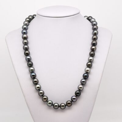Le collier Vaiarii, dont le nom évoque la richesse des eaux polynésiennes, est un bijou au charisme discret et contemporain. Composé de 45 perles de Tahiti rondes et semi-rondes, ce collier de type matinée mesure 50 cm et se distingue par son harmonie de teintes sombres à dominante gris bleuté.