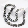Vaiarii, collier de 45 perles de Tahiti 9–10 mm aux teintes naturelles gris bleu. Fermoir bouée en argent rhodié. Élégance artisanale, circuit court.