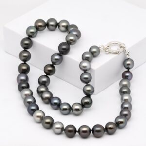Vaiarii, collier de 45 perles de Tahiti 9–10 mm aux teintes naturelles gris bleu. Fermoir bouée en argent rhodié. Élégance artisanale, circuit court.