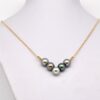 Collier Vainina avec 5 perles de Tahiti rondes 9,5 à 10 mm, monté sur chaîne en argent 925 doré à l’or jaune 14k. Couleurs naturelles, circuit court.