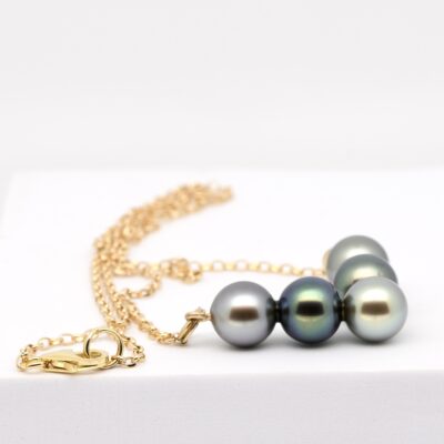 ✨ Éclairez votre style avec Vainina ! 5 perles de Tahiti aux couleurs naturelles, montées sur une chaîne dorée à l’or jaune 14k. Un bijou solaire, élégant, en vente directe du producteur… irrésistible au quotidien !