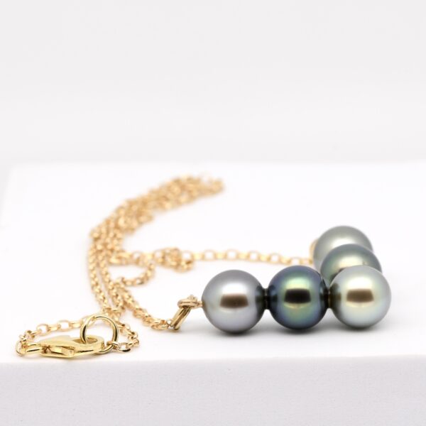 ✨ Éclairez votre style avec Vainina ! 5 perles de Tahiti aux couleurs naturelles, montées sur une chaîne dorée à l’or jaune 14k. Un bijou solaire, élégant, en vente directe du producteur… irrésistible au quotidien !