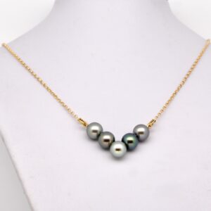 Collier Vainina avec 5 perles de Tahiti rondes 9,5 à 10 mm, monté sur chaîne en argent 925 doré à l’or jaune 14k. Couleurs naturelles, circuit court.
