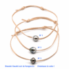 Trois déclinaisons du bracelet Kauehi sont proposées, chacune dotée d'une perle aux reflets uniques et à la forme naturellement cerclée : – La version N°1 Une poire cerclée offre des reflets verts et nacrés . – La version N°2 Une cerclée offre des reflets bleus et nacrés – La version N°3 une petite cerclée d'un vert profond et des reflets aubergines.