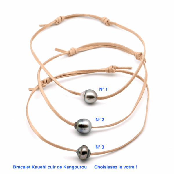 Trois déclinaisons du bracelet Kauehi sont proposées, chacune dotée d'une perle aux reflets uniques et à la forme naturellement cerclée : – La version N°1 Une poire cerclée offre des reflets verts et nacrés . – La version N°2 Une cerclée offre des reflets bleus et nacrés – La version N°3 une petite cerclée d'un vert profond et des reflets aubergines.