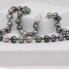 Le collier perles Moana, qui signifie « océan » en tahitien, est un hommage vivant aux teintes profondes et lumineuses des lagons polynésiens. Composé de 40 perles de Tahiti soigneusement sélectionnées sur ma ferme perlière de Manihi, ce collier de type matinée affiche une longueur de 50 cm, idéale pour un porté élégant au quotidien. Chaque perle, d’un diamètre de 9,5 à 10 mm, présente une forme semi baroque ou cerclée, mettant en avant la diversité naturelle des perles de culture. Le panaché de couleurs naturelles est remarquable : vert tilleul, gris argenté, aubergine, bleu paon ou encore bronze, dans un mélange de qualité A et B.