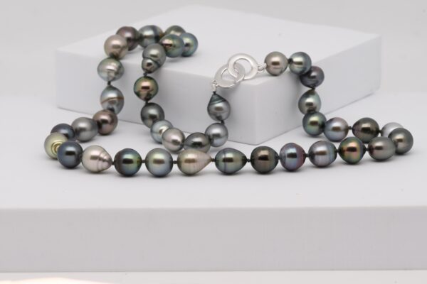 Le collier perles Moana, qui signifie « océan » en tahitien, est un hommage vivant aux teintes profondes et lumineuses des lagons polynésiens. Composé de 40 perles de Tahiti soigneusement sélectionnées sur ma ferme perlière de Manihi, ce collier de type matinée affiche une longueur de 50 cm, idéale pour un porté élégant au quotidien. Chaque perle, d’un diamètre de 9,5 à 10 mm, présente une forme semi baroque ou cerclée, mettant en avant la diversité naturelle des perles de culture. Le panaché de couleurs naturelles est remarquable : vert tilleul, gris argenté, aubergine, bleu paon ou encore bronze, dans un mélange de qualité A et B.