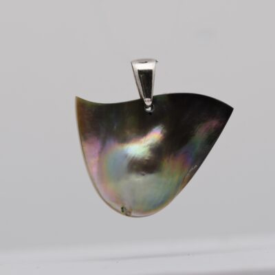 Amaraa – L’éclat d’un Mabe unique venu des lagons de Manihi

Avec le pendentif mabe Amaraa, Tahiti Perles Création vous invite à découvrir une pièce rare au charme nacré et multicolore.

Ce bijou réalisé à la main dans notre atelier à Marseille, met en valeur un imposant mabe de Tahiti de 3 cm sur 3 cm, aux reflets naturels évoquant un véritable arc-en-ciel tropical.