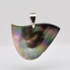 Pendentif Amaraa, Mabe de Tahiti multicolore de 3 cm monté sur bélière en argent 925 rhodié
