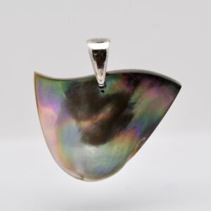 Pendentif Amaraa, Mabe de Tahiti multicolore de 3 cm monté sur bélière en argent 925 rhodié