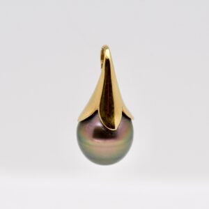 Pendentif or jaune 18k avec perle de Tahiti goutte très colorée, qualité B, léger cerclage – création artisanale unique