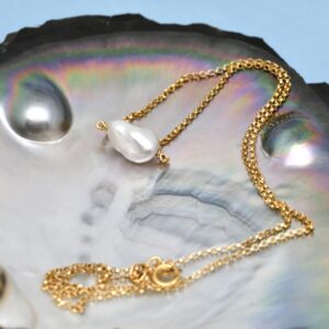 Collier Hau avec un gros keshi de Tahiti blanc nacré monté sur chaîne gold filled or jaune 14k, pièce unique artisanale. La pureté absolue !