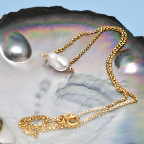 Collier Hau avec un gros keshi de Tahiti blanc nacré monté sur chaîne gold filled or jaune 14k, pièce unique artisanale. La pureté absolue !