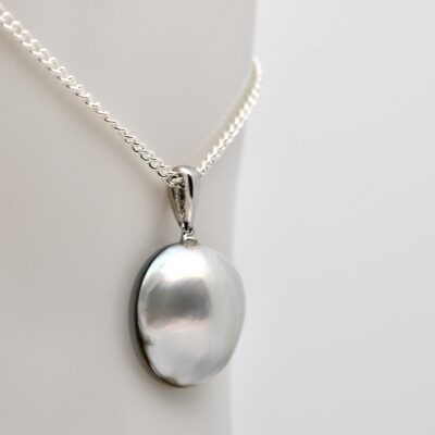 Hiona signifie neige en tahitien. Ce pendentif mabe au nom poétique évoque à merveille la teinte blanc nacré de ce pendentif rare, qui séduit par sa pureté et son élégance intemporelle.