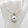 Pendentif Hiona en mabe de Tahiti blanc nacré 16,5 mm monté sur bélière articulée en argent rhodié