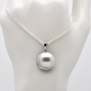 Pendentif Hiona en mabe de Tahiti blanc nacré 16,5 mm monté sur bélière articulée en argent rhodié