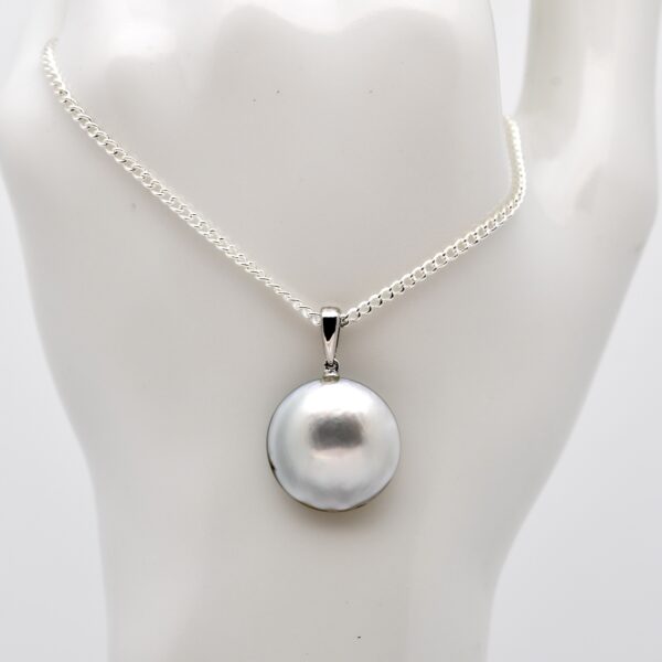 Pendentif Hiona en mabe de Tahiti blanc nacré 16,5 mm monté sur bélière articulée en argent rhodié