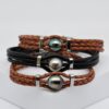 Bracelet homme en cuir avec perle de Tahiti – modèle Kanaka par Tahiti Perles Création. Kanaka, un bracelet cuir homme avec perle de Tahiti. Trois versions, trois caractères. Élégant, massif, 100 % circuit court et fabrication artisanale.