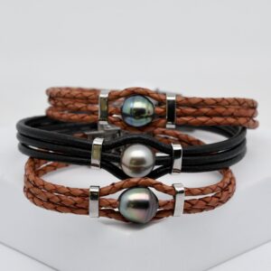 Bracelet homme en cuir avec perle de Tahiti – modèle Kanaka par Tahiti Perles Création. Kanaka, un bracelet cuir homme avec perle de Tahiti. Trois versions, trois caractères. Élégant, massif, 100 % circuit court et fabrication artisanale.
