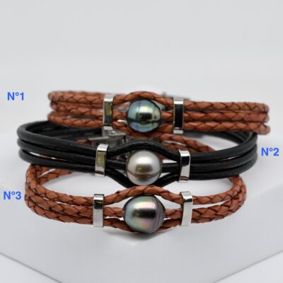 Kanaka, un bracelet cuir homme avec perle de Tahiti. Trois versions, trois caractères. Élégant, massif, 100 % circuit court et fabrication artisanale. – N°1 : Cuir de vache marron tressé + perle cerclée très colorée Ø 11 mm (Qualité A) – N°2 : Cuir de vache noir lisse + perle ronde grise Ø 11,7 mm (Qualité A) – N°3 : Cuir de vache marron tressé + perle semi-baroque très colorée Ø 12 mm (Qualité A)