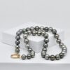 Collier Mareva : 44 perles de Tahiti rondes de 10-11 mm, qualité A, montées sur soie avec fermoir or 18k. Pièce unique issue du circuit court.