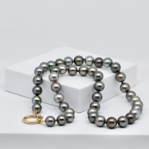 Collier Mareva : 44 perles de Tahiti rondes de 10-11 mm, qualité A, montées sur soie avec fermoir or 18k. Pièce unique issue du circuit court.