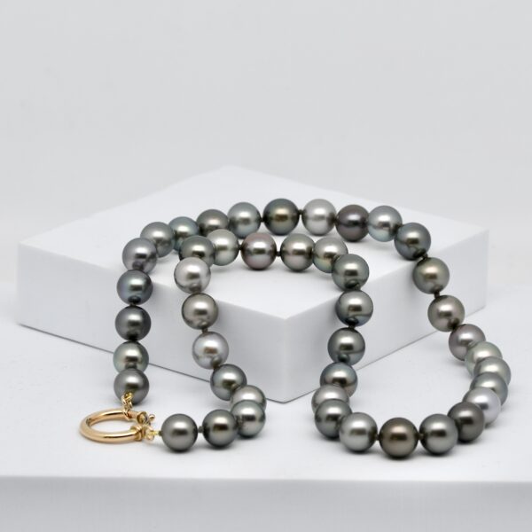 Collier Mareva : 44 perles de Tahiti rondes de 10-11 mm, qualité A, montées sur soie avec fermoir or 18k. Pièce unique issue du circuit court.