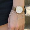 Poeiti, qui signifie « petite perle » en tahitien, est bien plus qu’un simple bracelet : c’est une ode à la légèreté, à l’élégance naturelle et à la beauté authentique des lagons polynésiens. Sur une fine chaîne en or jaune 14 carats, longue de 20 cm, viennent danser 19 keshi de Tahiti blancs nacrés, aux formes organiques et à l’éclat subtil.