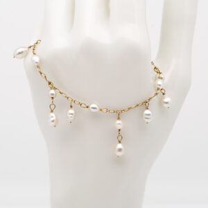 Bracelet Poeiti avec 19 keshi de Tahiti blancs nacrés montés sur chaîne en or jaune 14K