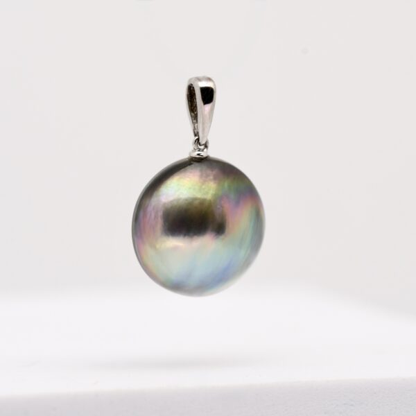 Pendentif Raraka en mabe de Tahiti rond 14,5 mm très coloré sur monture en argent 925 rhodié