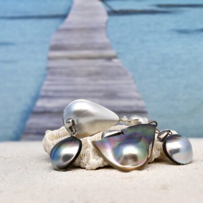 Hiona signifie neige en tahitien. Ce pendentif mabe au nom poétique évoque à merveille la teinte blanc nacré de ce pendentif rare, qui séduit par sa pureté et son élégance intemporelle.