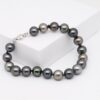 Dans la tradition polynésienne, chaque perle raconte une histoire, chaque bijou révèle un lien entre la nature et l’artisan. Le bracelet perles Anuenue, qui signifie 