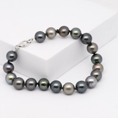 Dans la tradition polynésienne, chaque perle raconte une histoire, chaque bijou révèle un lien entre la nature et l’artisan. Le bracelet perles Anuenue, qui signifie "arc-en-ciel" en langue hawaïenne, incarne cette fusion parfaite entre éclat naturel et savoir-faire artisanal. Composé de 18 perles de Tahiti rondes de 9 à 10 mm, ce bracelet séduit par sa palette de couleurs naturelles, allant du vert intense au gris bleuté.