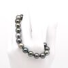 Bracelet Anuenue composé de 18 perles de Tahiti rondes multicolores, monté sur câble acier avec fermoir en argent 925 rhodié