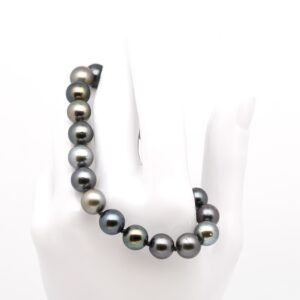 Bracelet Anuenue composé de 18 perles de Tahiti rondes multicolores, monté sur câble acier avec fermoir en argent 925 rhodié
