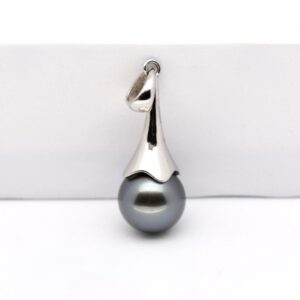 Pendentif Akamu en argent 925 rhodié, orné d’une perle de Tahiti ronde 9,3 mm vert-bleu qualité B, bijou artisanal produit à Manihi.