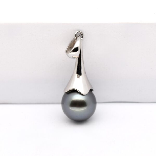 Pendentif Akamu en argent 925 rhodié, orné d’une perle de Tahiti ronde 9,3 mm vert-bleu qualité B, bijou artisanal produit à Manihi.