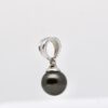 Pendentif Amanu en argent 925 rhodié avec une perle de Tahiti ronde 12 mm vert dark issue d’une surgreffe, pièce rare et artisanale.