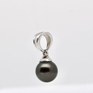 Pendentif Amanu en argent 925 rhodié avec une perle de Tahiti ronde 12 mm vert dark issue d’une surgreffe, pièce rare et artisanale.